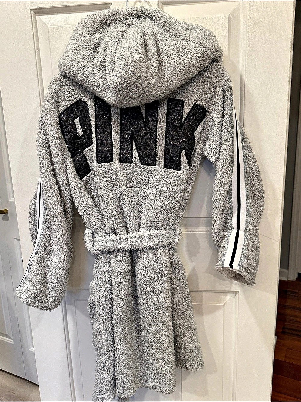 PINK Victoria's Secret Sherpa Hooded Plush Robe Gray & White